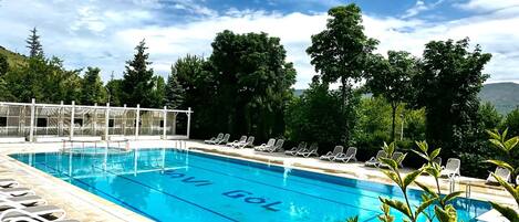 Piscine extérieure (ouverte en saison), parasols de plage