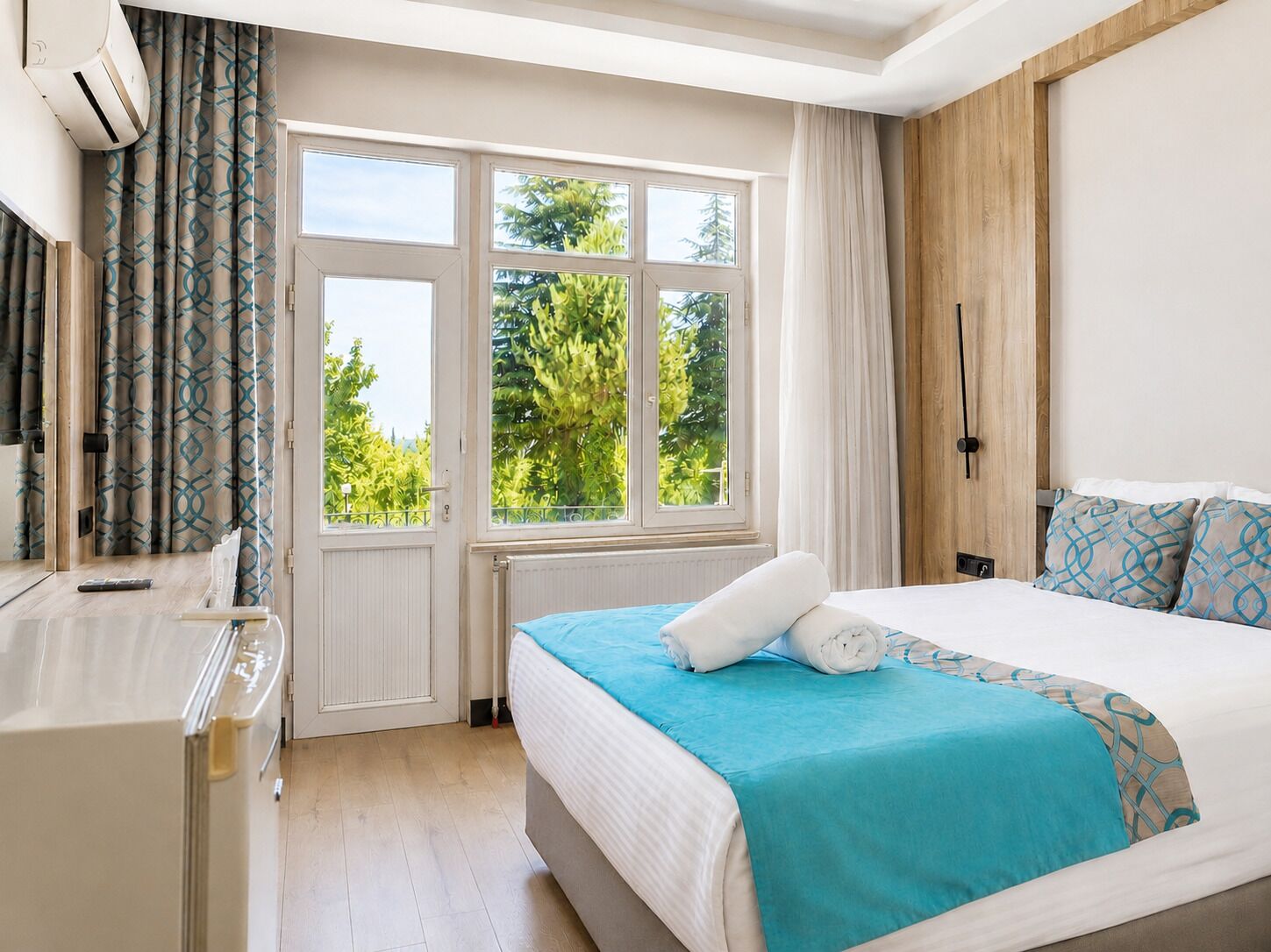 Standard Room with Lake View | Literie de qualité supérieure, minibar, coffres-forts dans les chambres