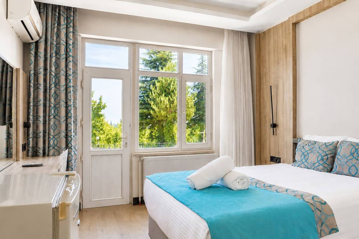 Standard Room with Lake View | Seprai premium, minibar, brankas, dan meja kerja