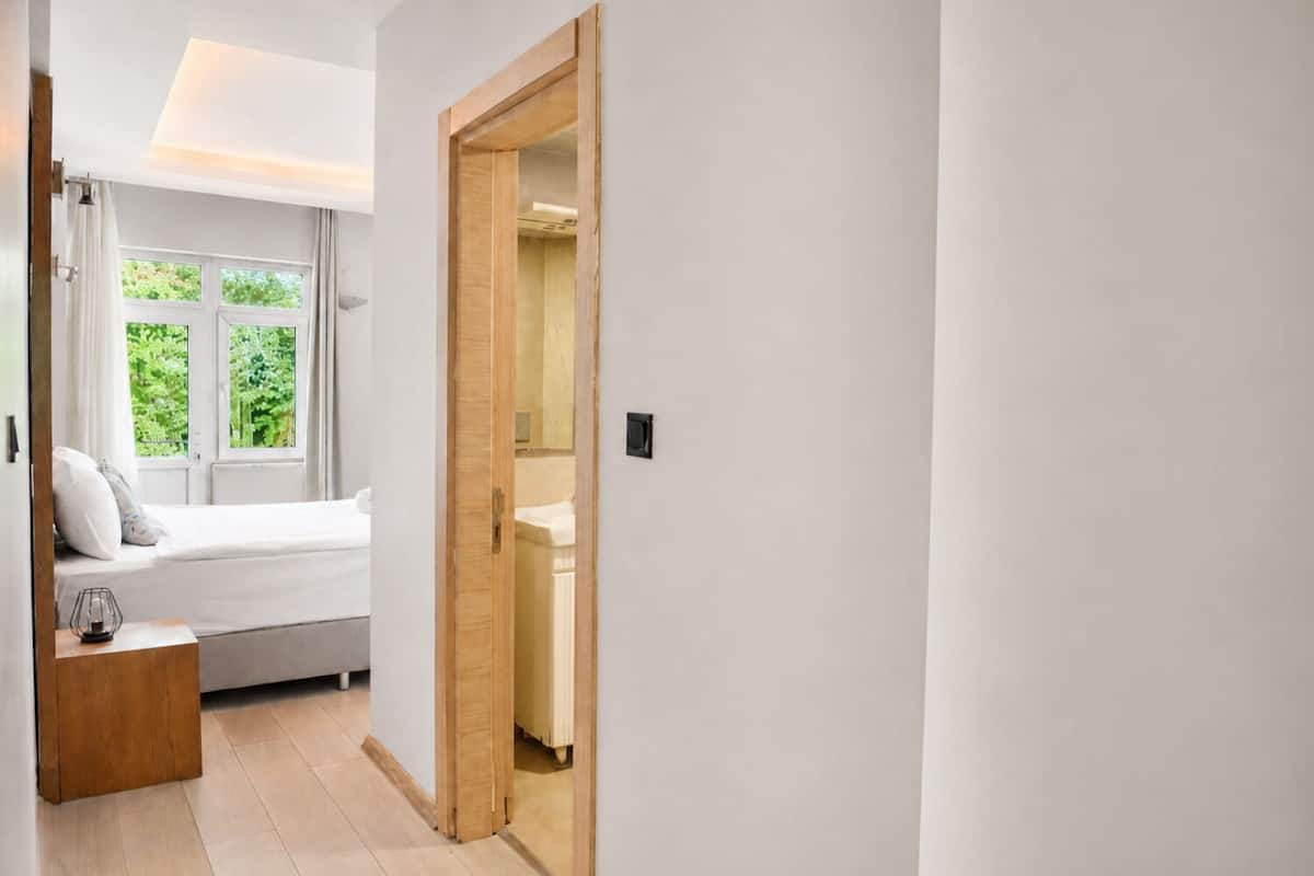 Kamar Ekonomi, balkon, pemandangan danau terbatas | Seprai premium, minibar, brankas, dan meja kerja