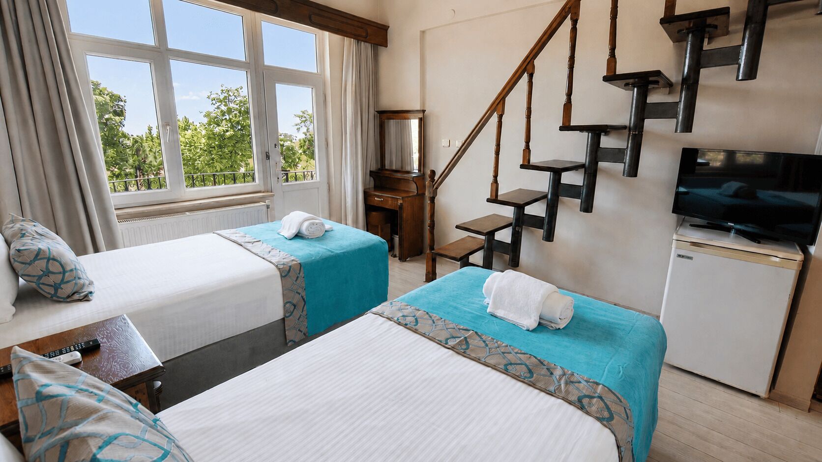 Duplex Room with Lake View | Literie de qualité supérieure, minibar, coffres-forts dans les chambres