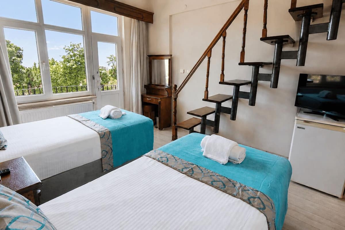 Duplex Room with Lake View | Seprai premium, minibar, brankas, dan meja kerja