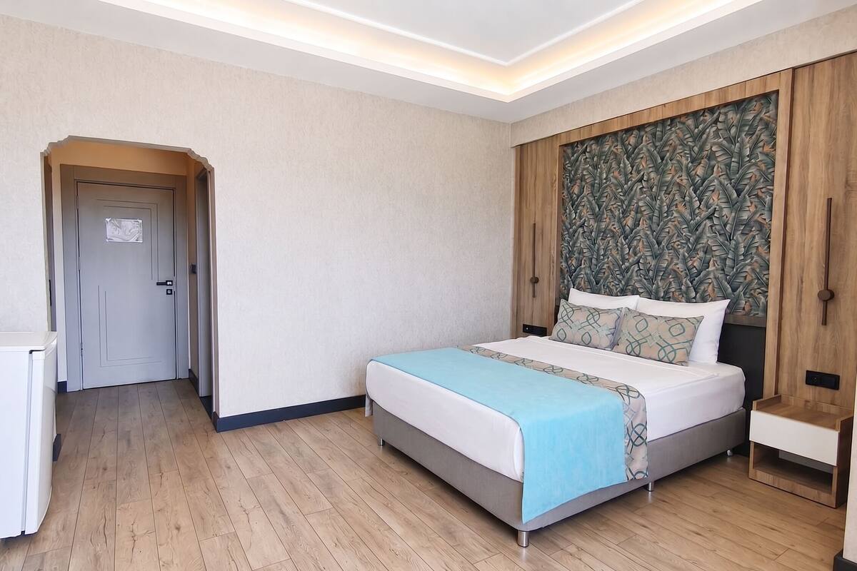 Corner Room with Lake View | Seprai premium, minibar, brankas, dan meja kerja