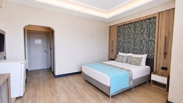 Corner Room with Lake View | Premium bedding, minibar, in-room safe, individually decorated