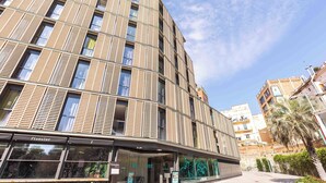 A modern building with a facade featuring horizontal wooden slats and large windows. - Hotel Rec Barcelona - Adults only (Barcelona)