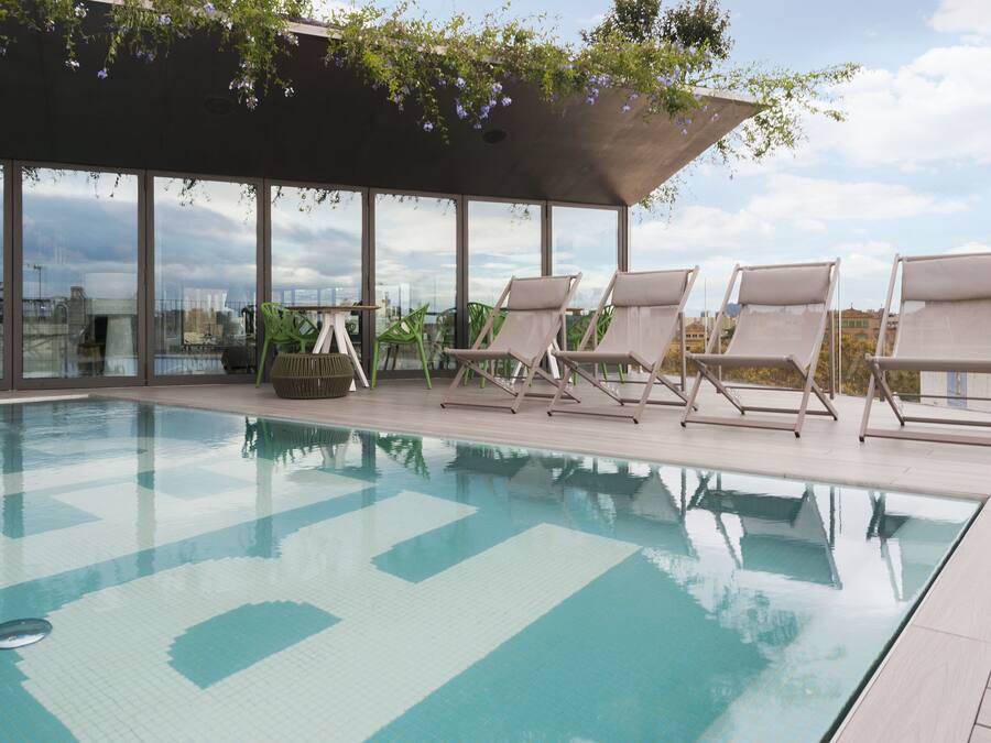 Una piscina al aire libre de temporada (de 12:00 a 20:00), tumbonas
