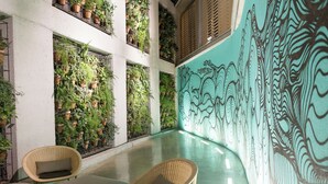 A modern indoor space with a curved wall adorned with a large, abstract mural. - Hotel Rec Barcelona - Adults only (Barcelona)