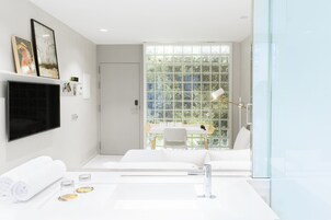 Phòng Tiêu chuẩn, quang cảnh sân vườn (Quiet REC) | Két bảo mật tại phòng, bàn, phòng cách âm 