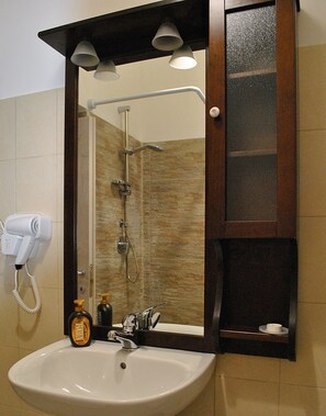 Suite, vue sur le jardin | Salle de bain | Douche, articles de toilette (gratuits), séchoir à cheveux, bidet