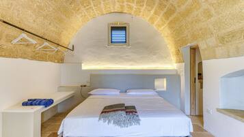 Camera Deluxe con letto matrimoniale o 2 letti singoli, 1 letto king, edificio separato | Biancheria da letto di alta qualità, materassi Select Comfort, minibar