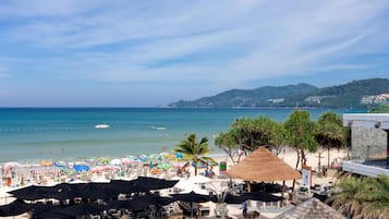 Am Strand, weißer Sandstrand, Strandtücher, Strandbar