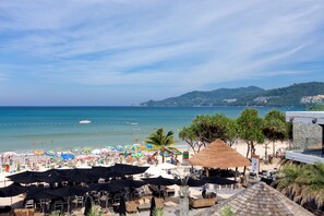 位於海灘上、白沙、海灘浴巾、海灘酒吧
