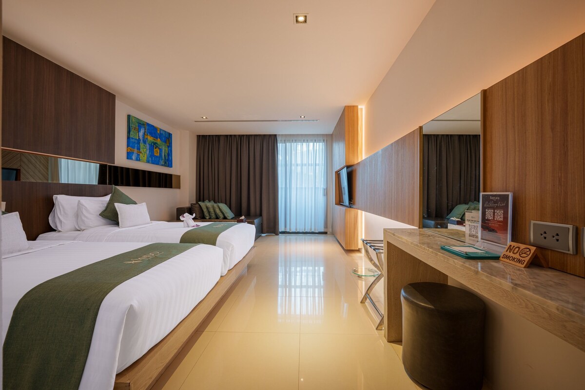 Habitación Deluxe con 2 camas individuales | Ropa de cama de alta calidad, minibar, caja fuerte y escritorio
