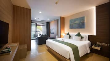 Habitación de hotel moderna con una cama grande, un escritorio, una silla y vistas al exterior.