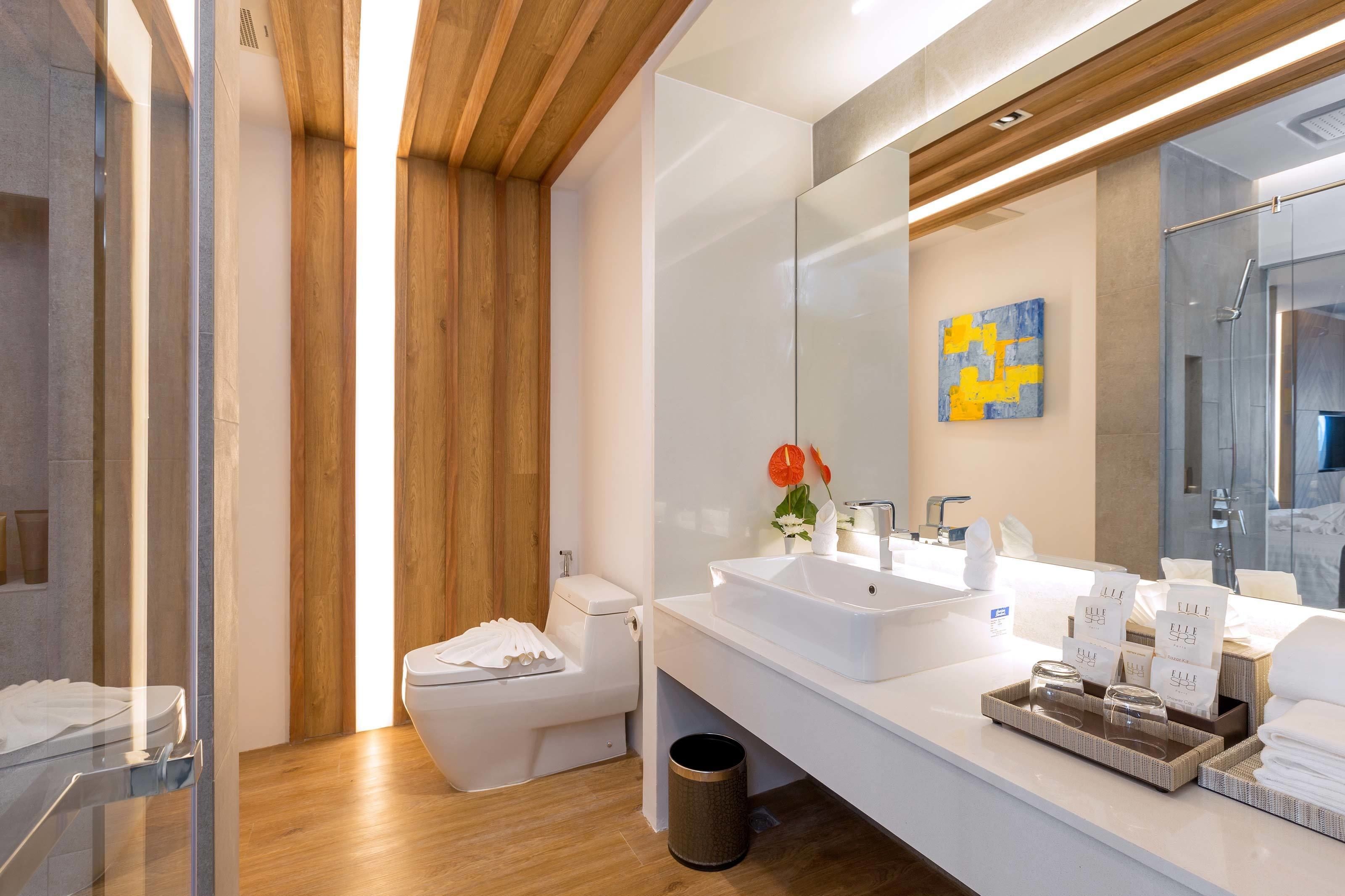 pool & beach suite | bathroom | free toiletries, hair dryer, bathrobes, slippers