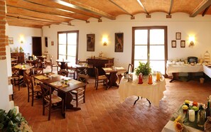 Daily buffet breakfast (EUR 10.00 per person) - Agriturismo Podere Cirene (Grosseto)