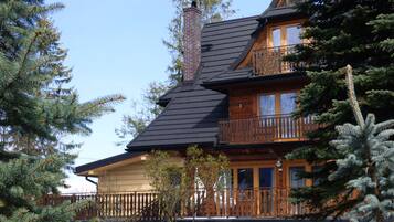 Vista frontal de la propiedad