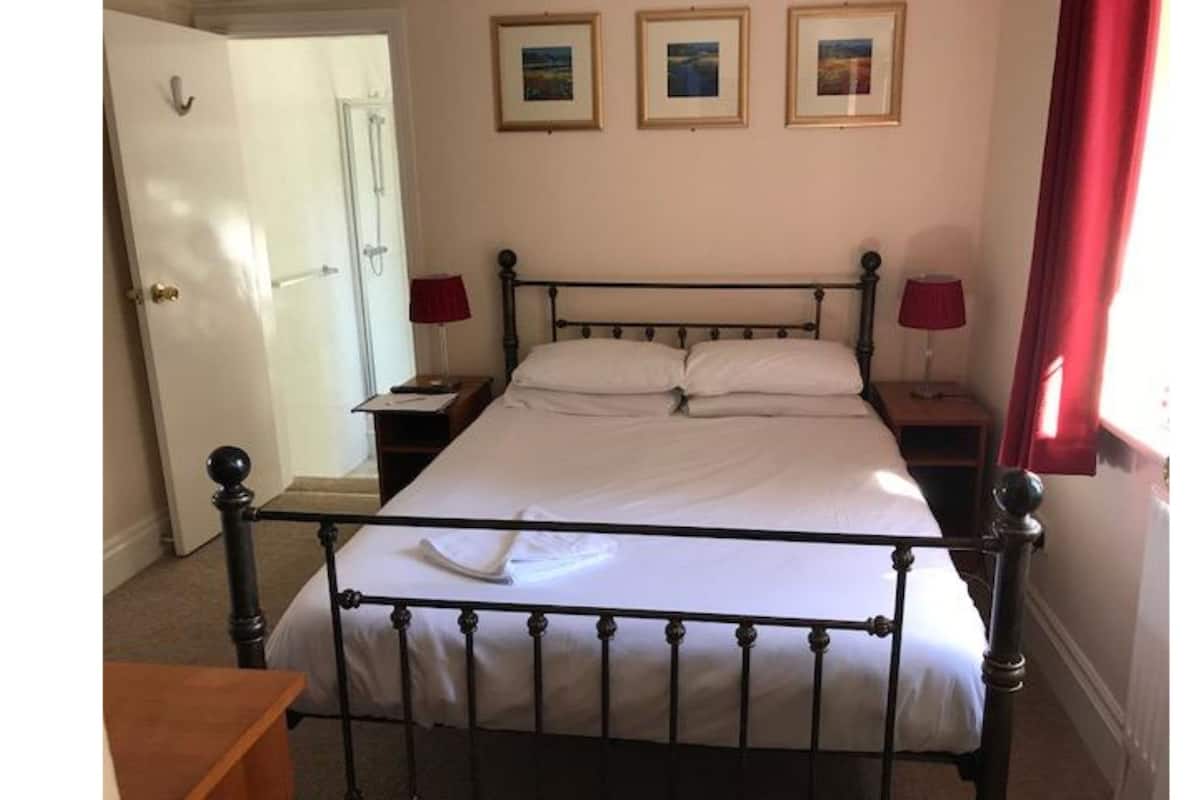 Een strijkplank/strijkijzer, gratis wifi, beddengoed