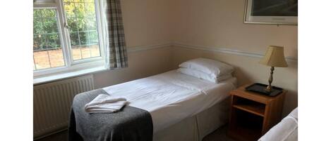 Chambre avec lits jumeaux | Fer et planche à repasser, Wi-Fi gratuit, draps fournis