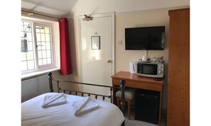 Chambre Standard double | Fer et planche à repasser, accès au Wi-Fi (inclus), literie fournie