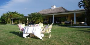 Outdoor dining - Kelso Villa, 4BR by Jamaican Treasures (Duncans)