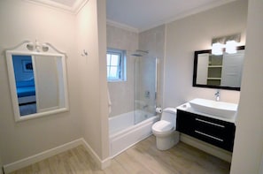 Bathroom - Coconuts Seafront 2BR, Ocho Rios (Ocho Rios)