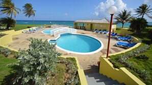 Outdoor pool - Coconuts Seafront 2BR, Ocho Rios (Ocho Rios)