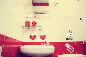 Double Room | Bathroom | Shower, free toiletries, hair dryer, slippers - Sens Inn (Kowloon)