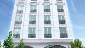 A tall, white building with multiple windows and balconies. - Bayazit Hotel (Iskenderun)
