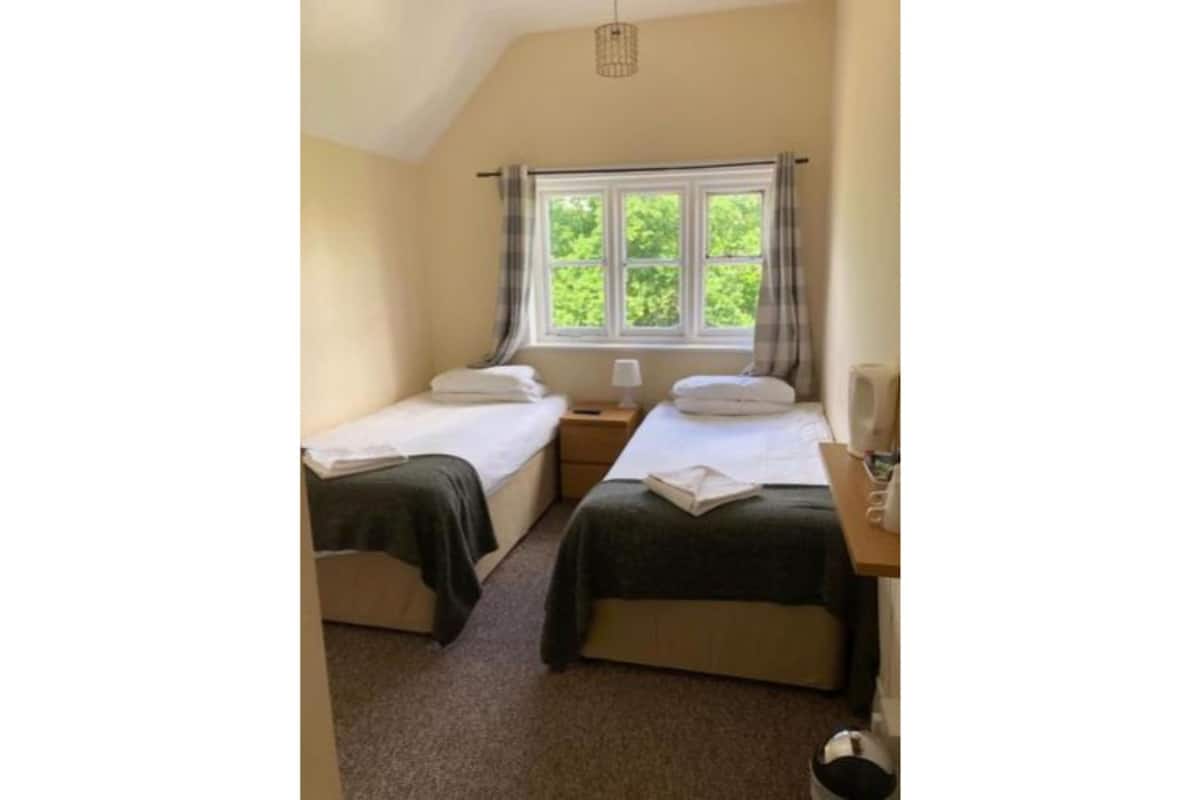 Basic Twin Room | Iron/ironing board, free WiFi, bed sheets