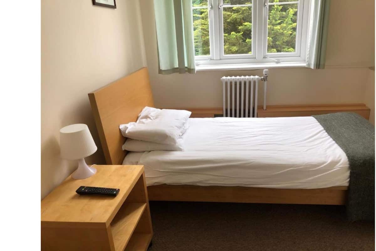 Eenvoudige eenpersoonskamer | Een strijkplank/strijkijzer, gratis wifi, beddengoed