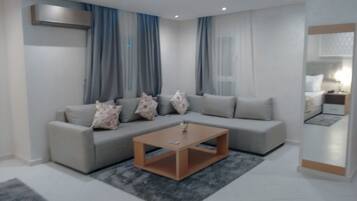 Suite Junior, fumeurs, vue jardin | Minibar, coffres-forts dans les chambres, décoration personnalisée