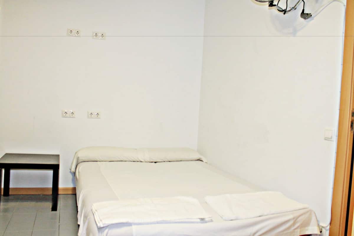 Single Room, Private Bathroom | In-room safe, blackout drapes, WiFi (free), bed sheets