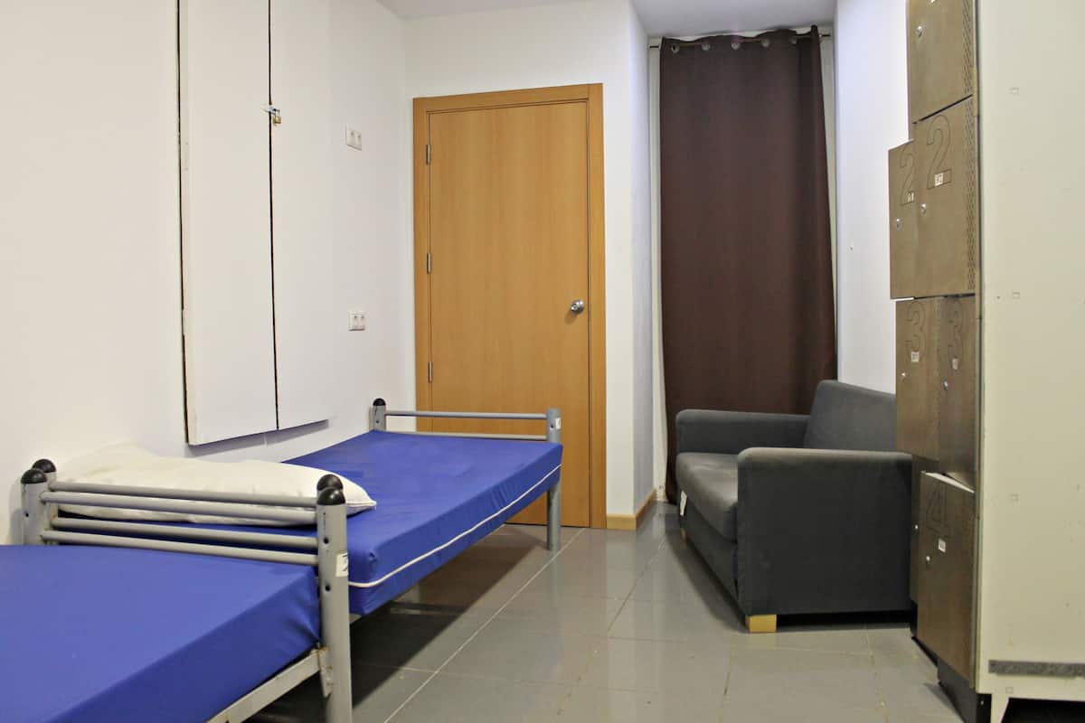 Basic Twin Room, Private Bathroom | In-room safe, blackout drapes, WiFi (free), bed sheets