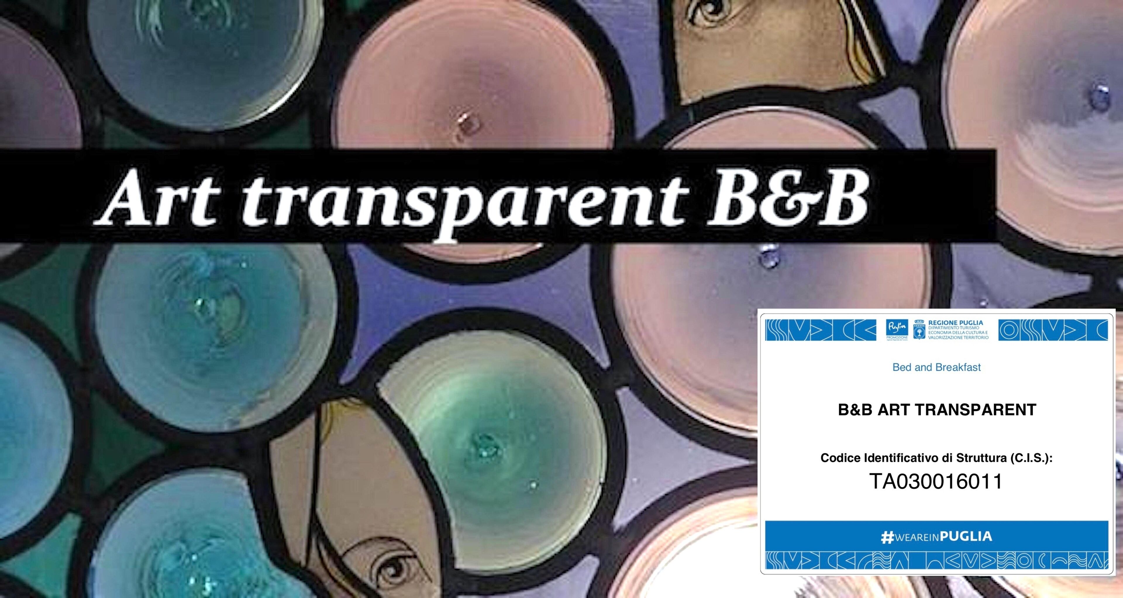 Primer plano de coloridas piezas de arte en vidrio, con el texto "Art transparent B&B" y un certificado de identificación de la estructura.