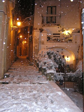A snow-covered street with a staircase leading to a building entrance. - Art Transparent B&B (Grottaglie)