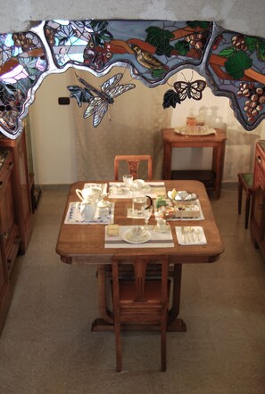 Free daily continental breakfast  - Art Transparent B&B (Grottaglie)