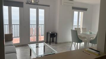 Leilighet – design, 1 soverom, sjøutsikt | 1 soverom, sengetøy av topp kvalitet, dundyner og memory foam-senger