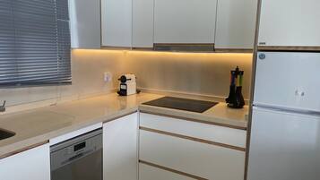 Departamento de diseñador, 1 habitación, vista al mar | Cocina privada | Refrigerador con congelador, microondas, horno y parrilla de estufa