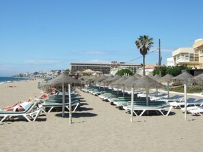 Na praia, espreguiçadeiras, guarda-sóis, 10 bares na praia 