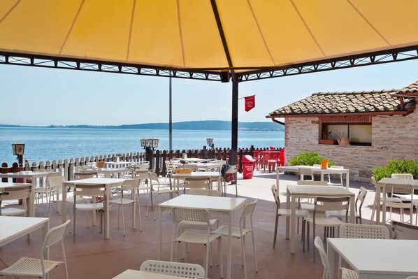 Desayuno buffet (EUR 15.00 por persona)