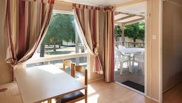 Casa mobile, 2 camere da letto | Area soggiorno | TV a schermo piatto