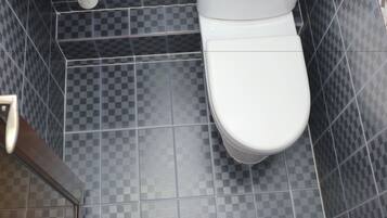 Chuveiro, produtos de toalete grátis, secador de cabelo, chinelos