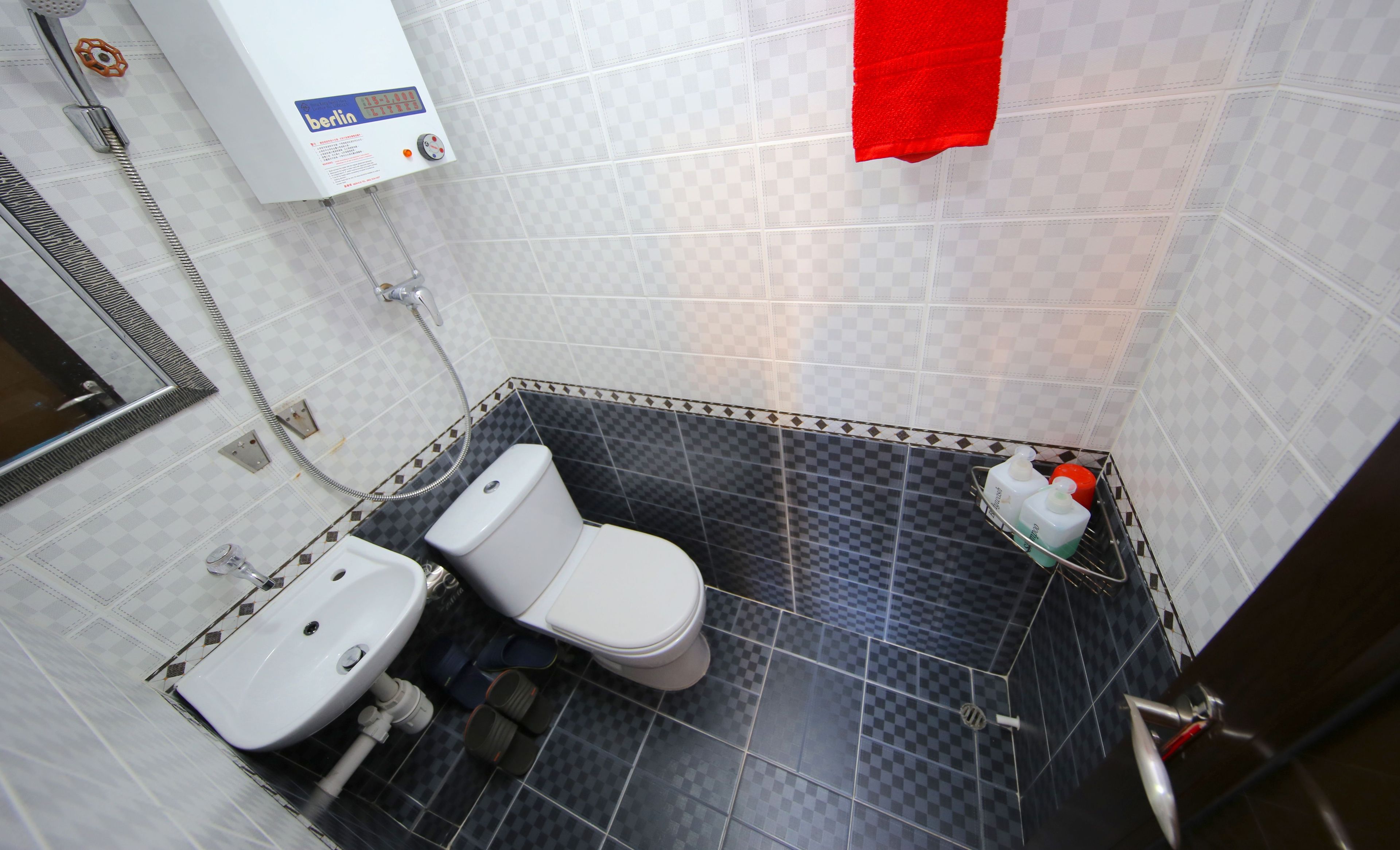 Ducha, artículos de tocador gratuitos, secador de pelo, pantuflas