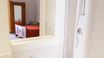 Double Room | Bathroom | Shower, free toiletries, hair dryer, bidet