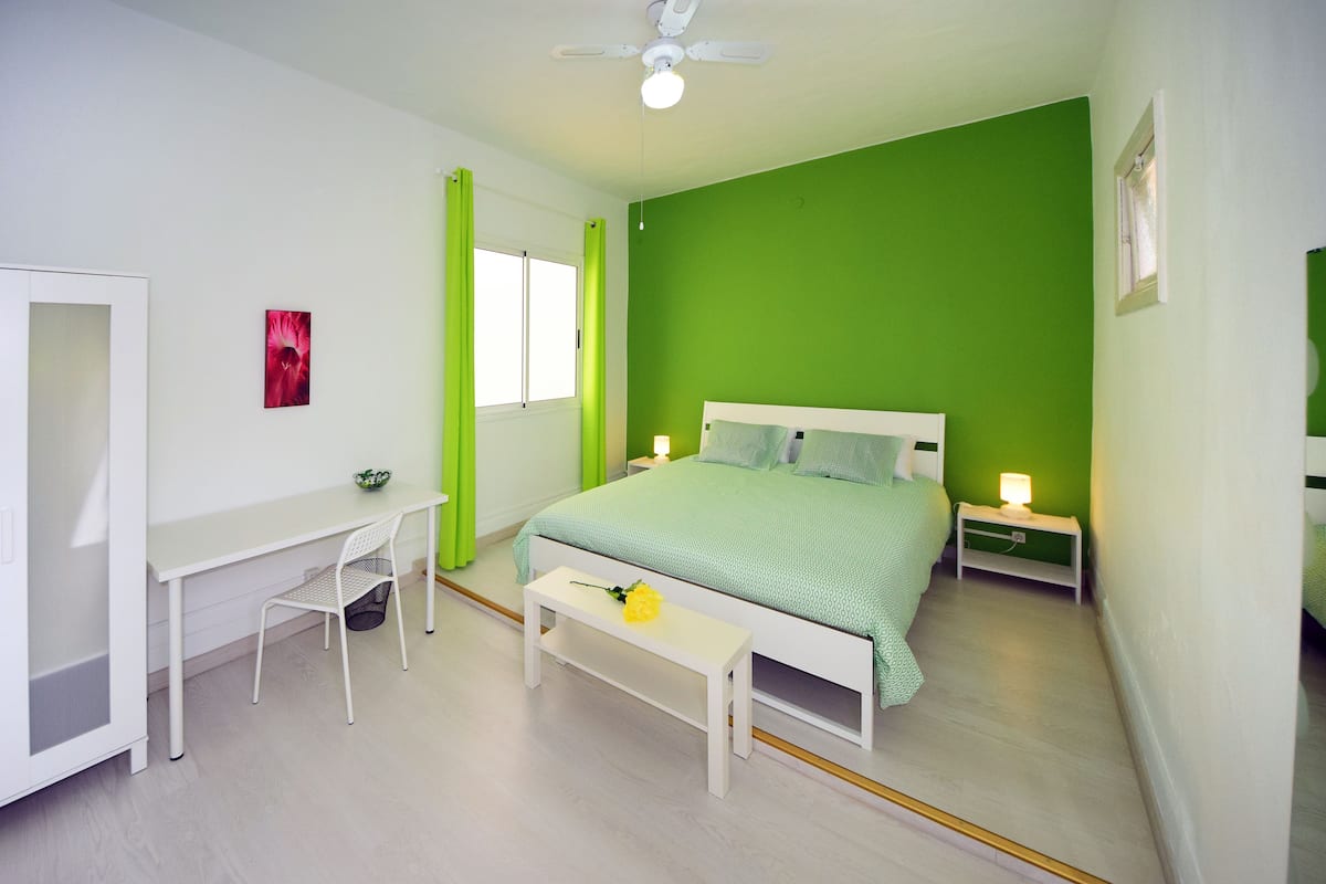 Double Room, Shared Bathroom (Green)