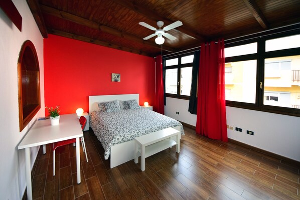 Dubbelrum - privat badrum (Red) | Sängtillbehör av högsta kvalitet, minibar och gratis barnsängar