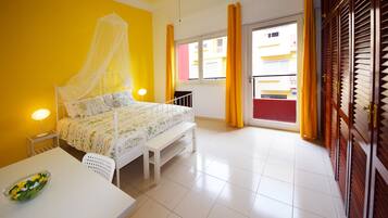 Double Room, Private Bathroom (Yellow) | Peralatan tempat tidur premium, bar mini, katil bayi/kot (percuma)