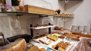 Een buffet met diverse gebakjes en patisserie.