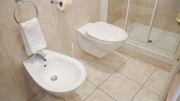 Un bagno con lavandino, toilette e doccia.